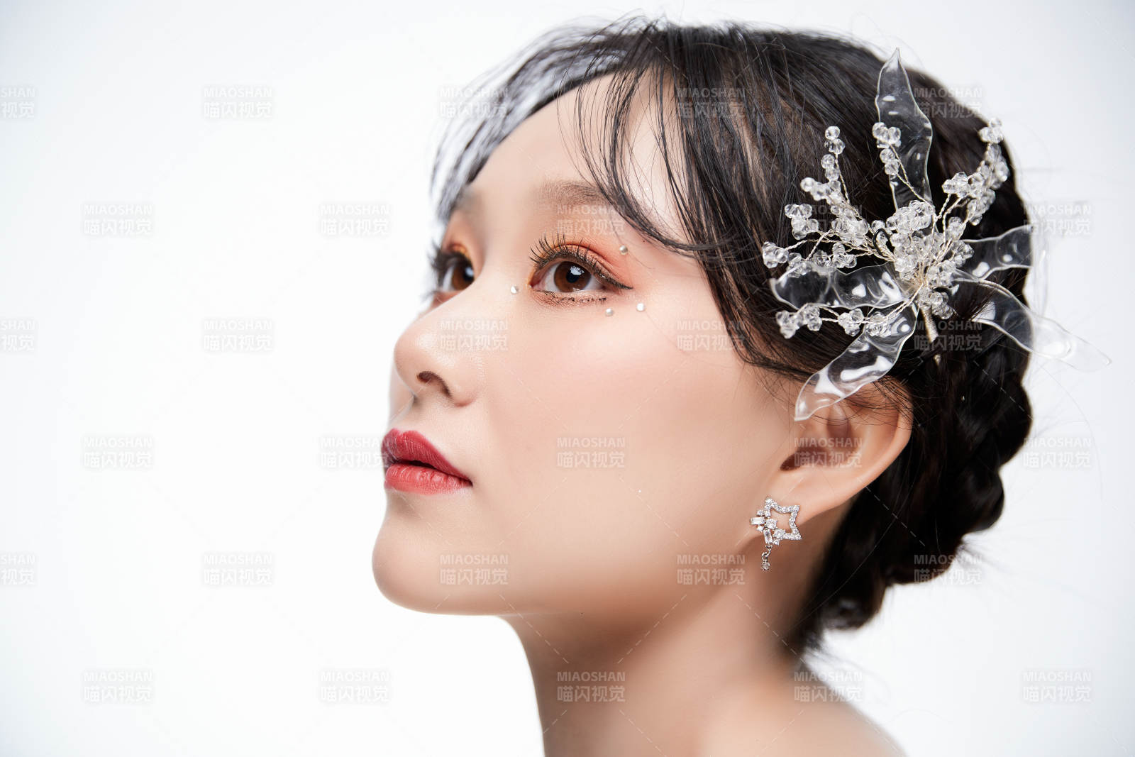 女性婚纱妆面图片