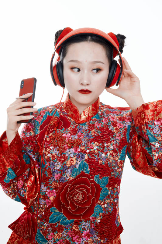 身穿中国传统服饰的青年女性图片