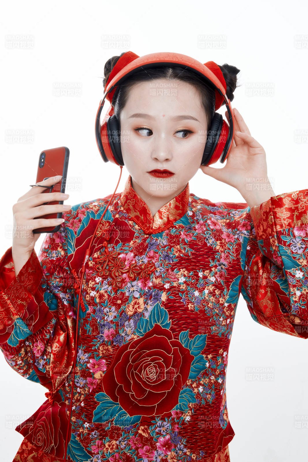 身穿中国传统服饰的青年女性图片