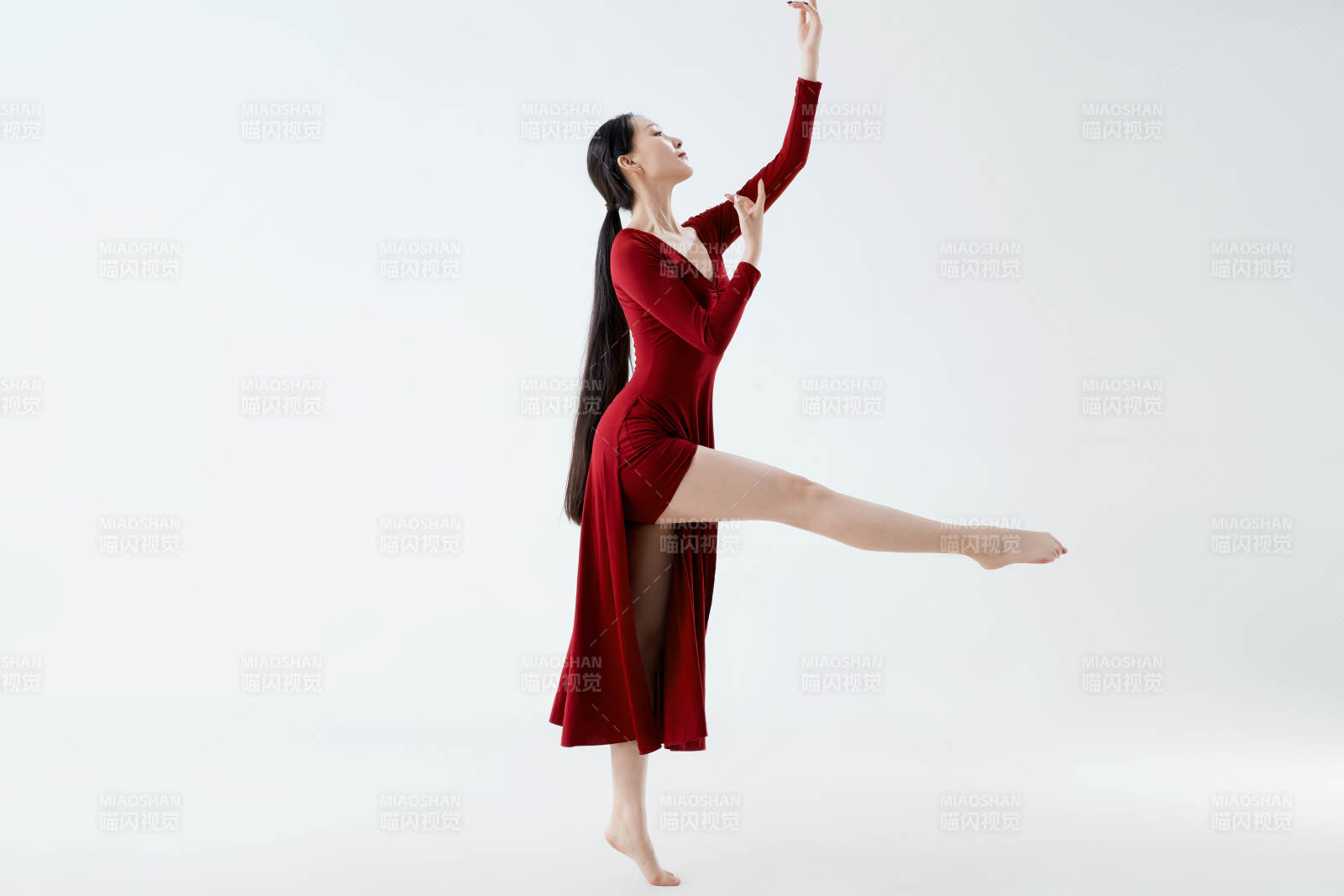 穿着红色长裙翩翩起舞的少女图片