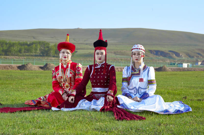 草原上穿着蒙古族传统服饰的亚洲年轻美少女图片