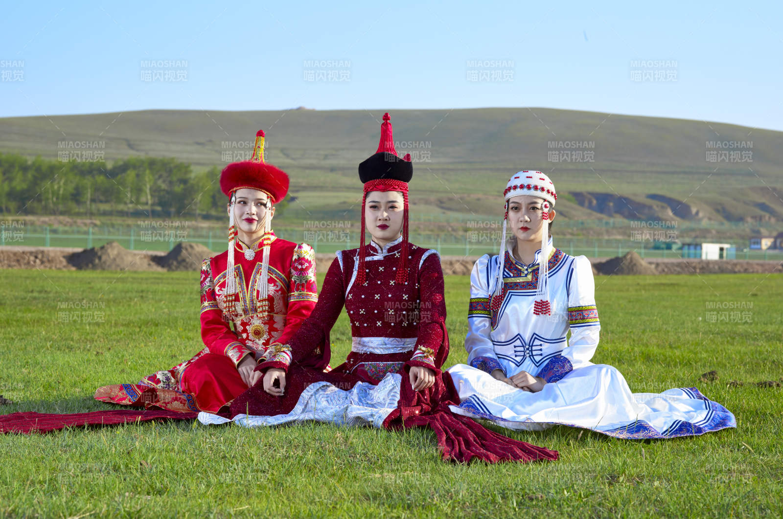 草原上穿着蒙古族传统服饰的亚洲年轻美少女图片