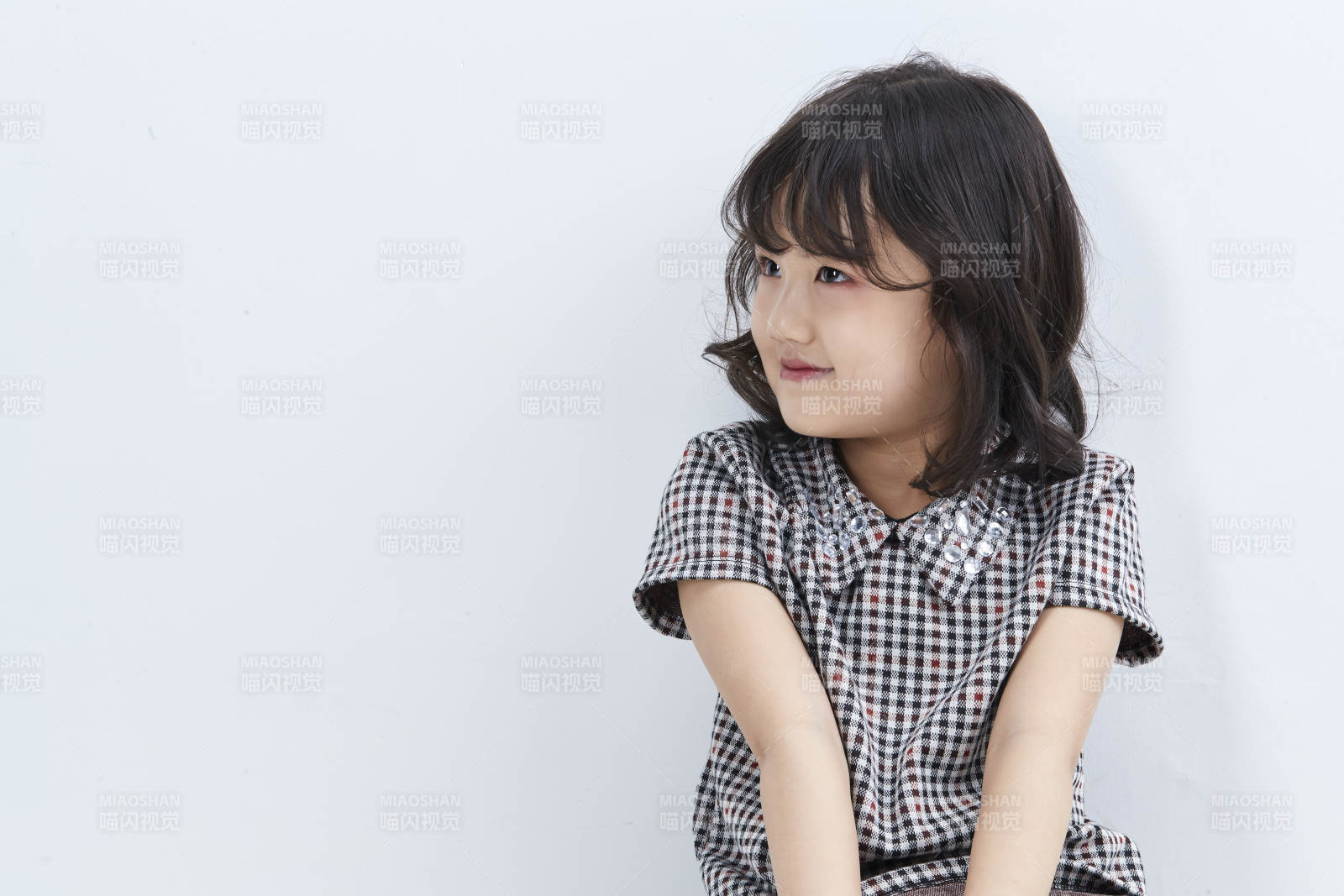 白色色背景的可爱的亚洲小女孩儿童图片