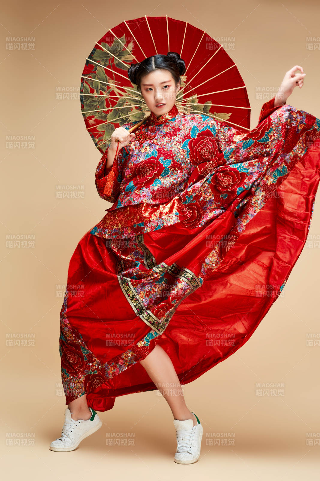 身穿中国秀禾服手撑油纸伞的亚洲女性模特图片