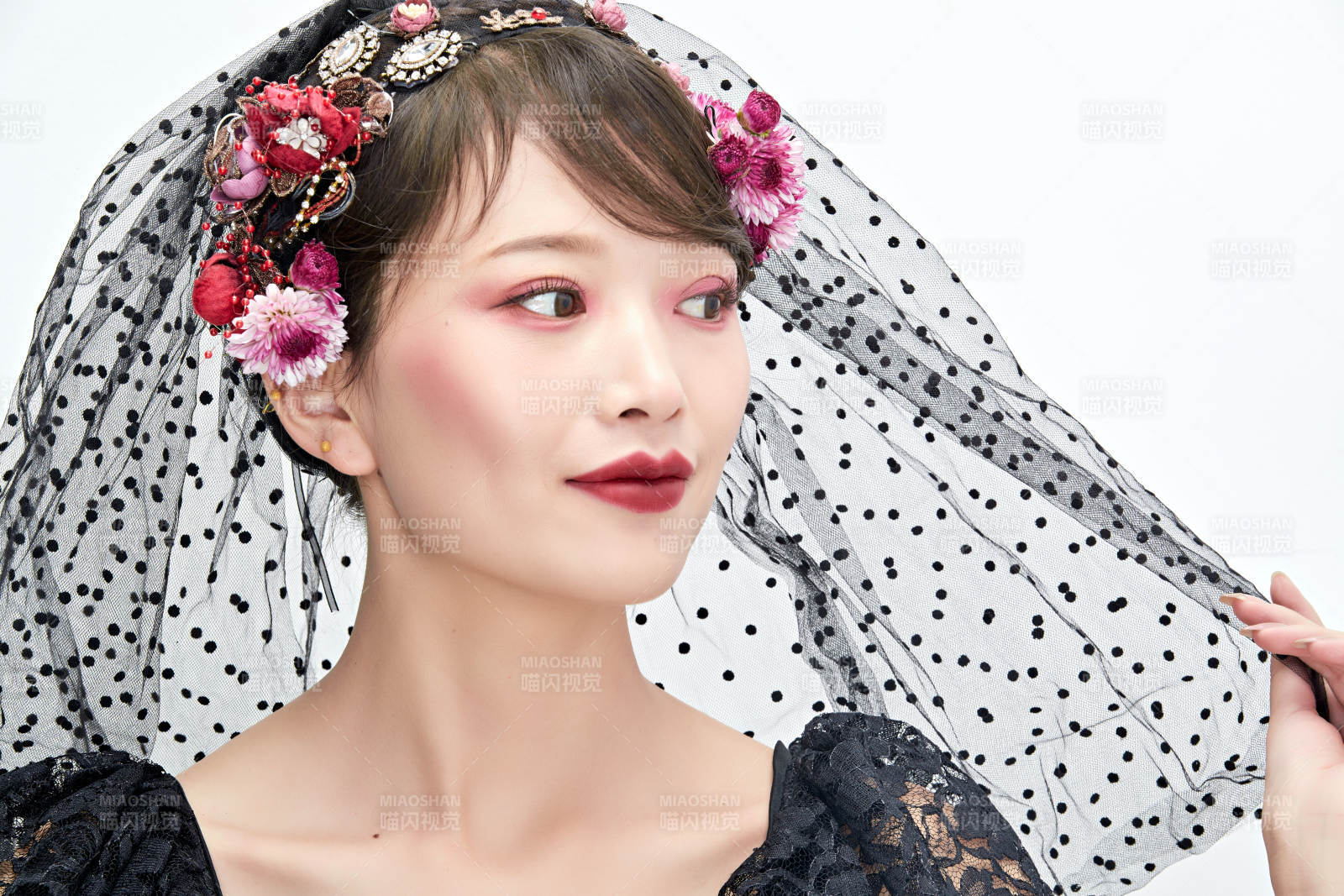 白色背景下的新娘彩妆美女人像图片