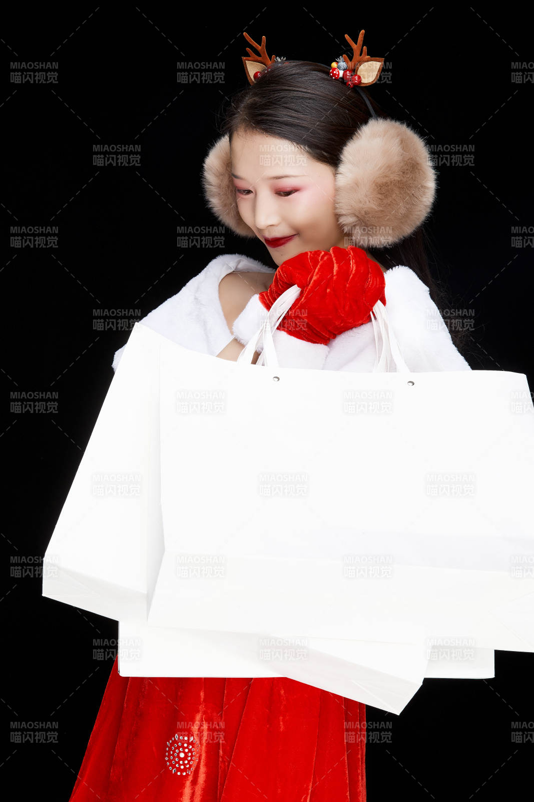 身穿圣诞服饰手提购物袋性感可爱的圣诞女郎图片