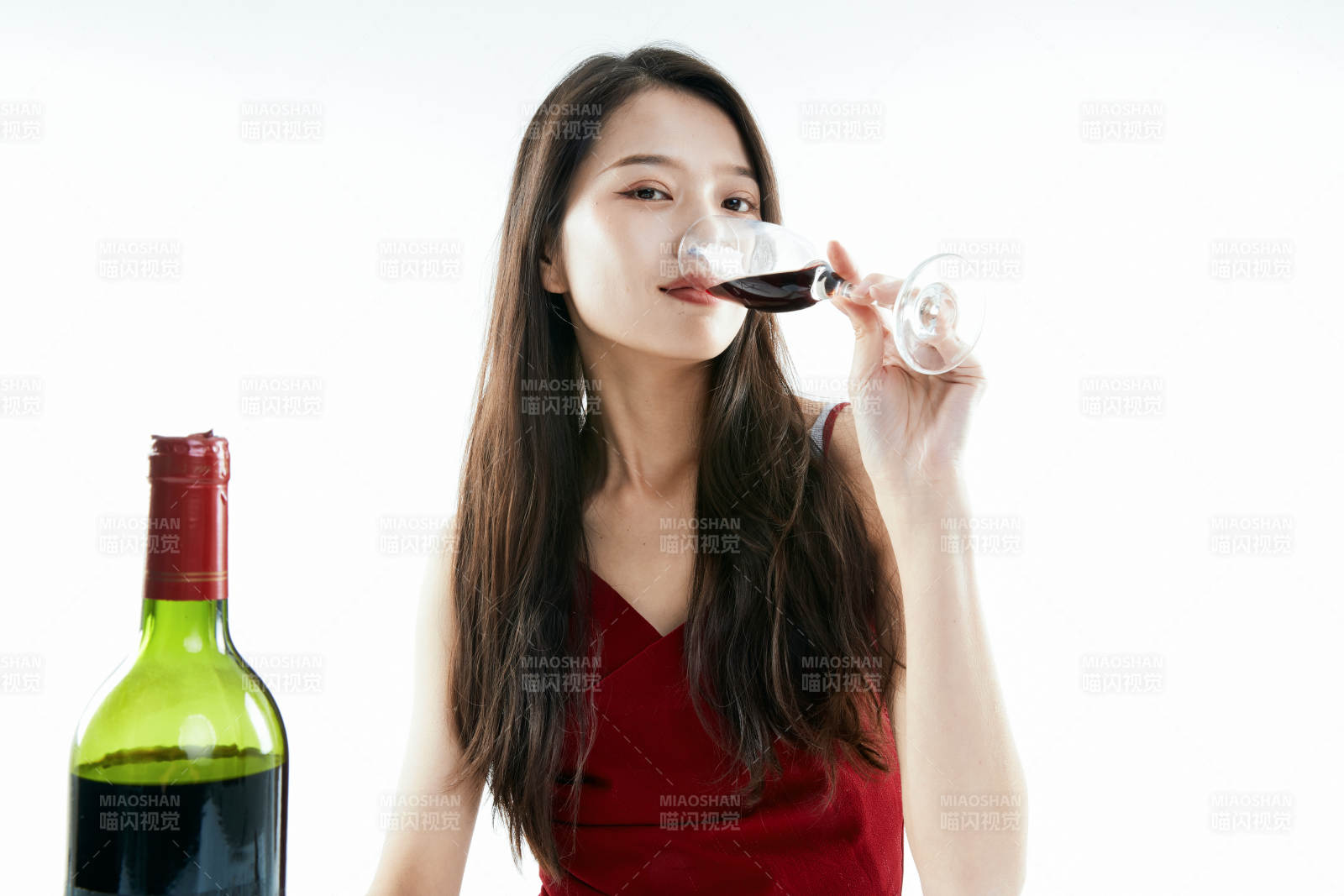 独自品尝红酒的亚洲女性图片