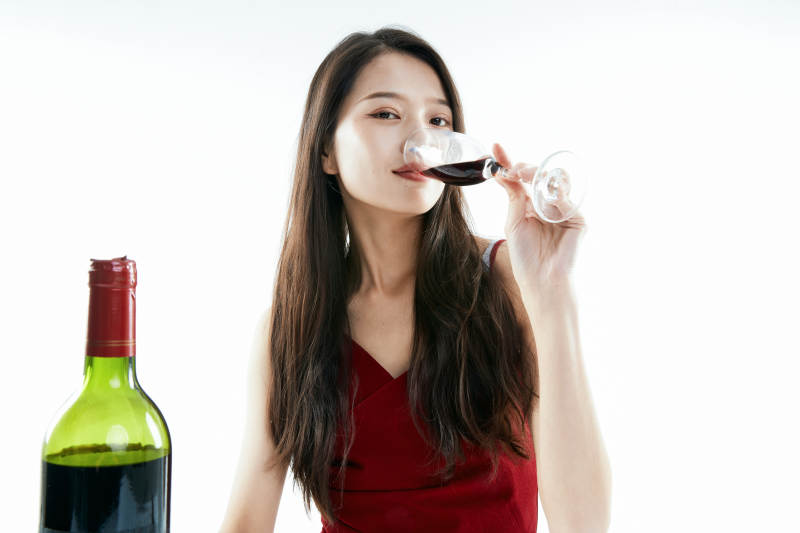 独自品尝红酒的亚洲女性图片