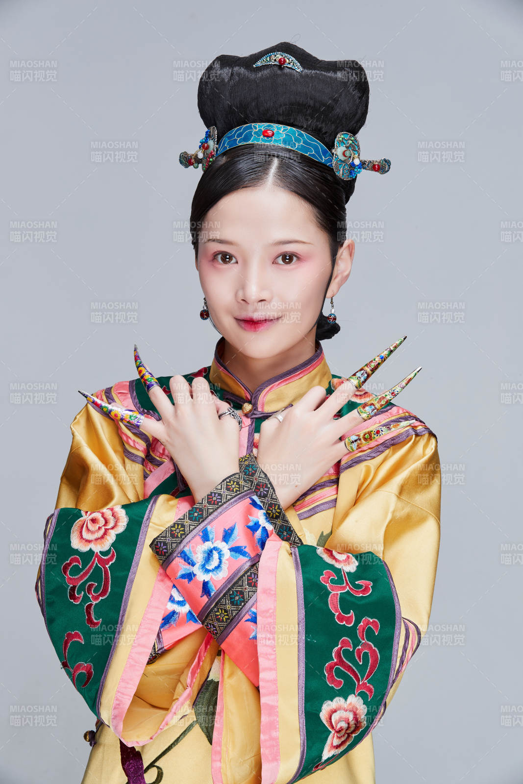 白色背景下的清代女性古装造型清朝古装图片