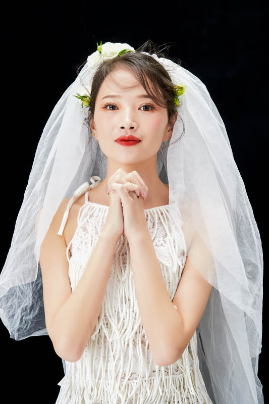 黑色背景下的美妆新娘彩妆人像图片