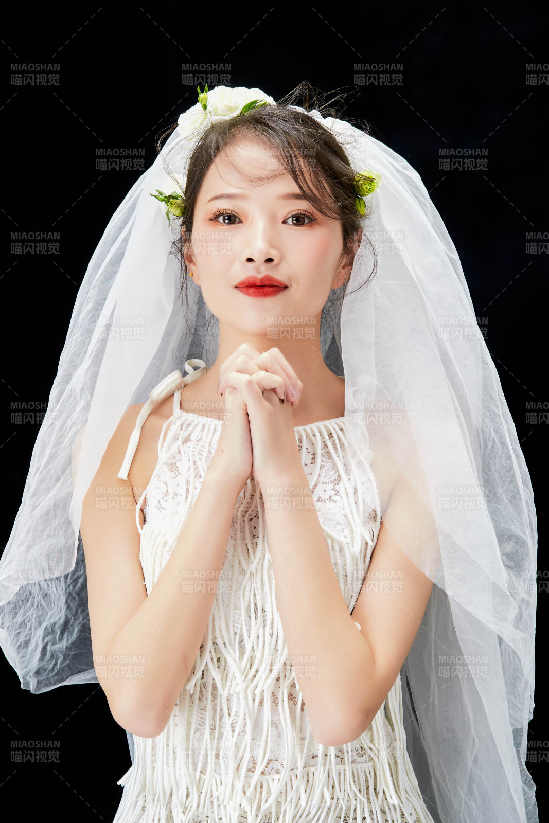 黑色背景下的美妆新娘彩妆人像图片