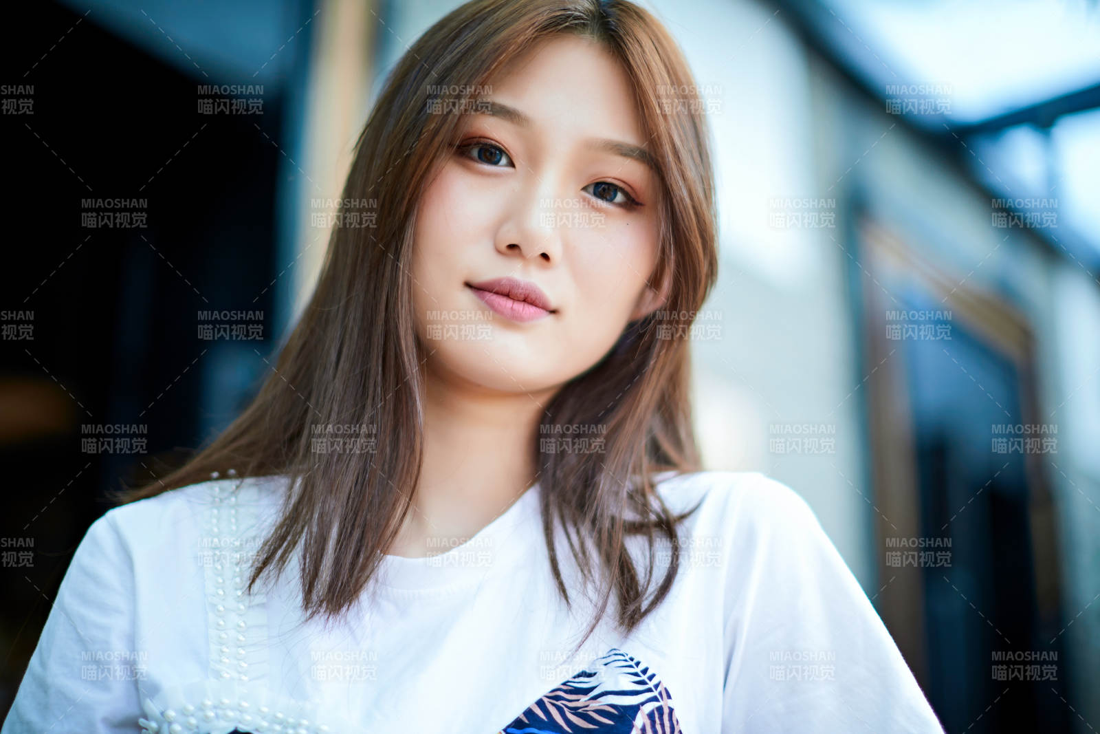 坐在咖啡图书馆吃东西的可爱少女图片