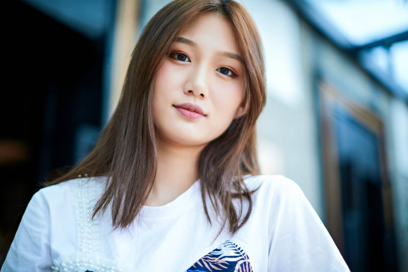 坐在咖啡图书馆吃东西的可爱少女图片