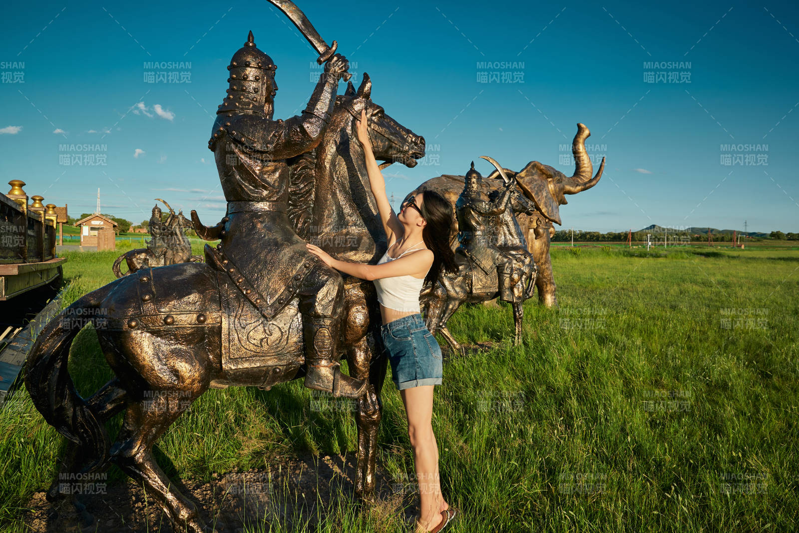 草原湿地公园游玩拍照的亚洲少女图片
