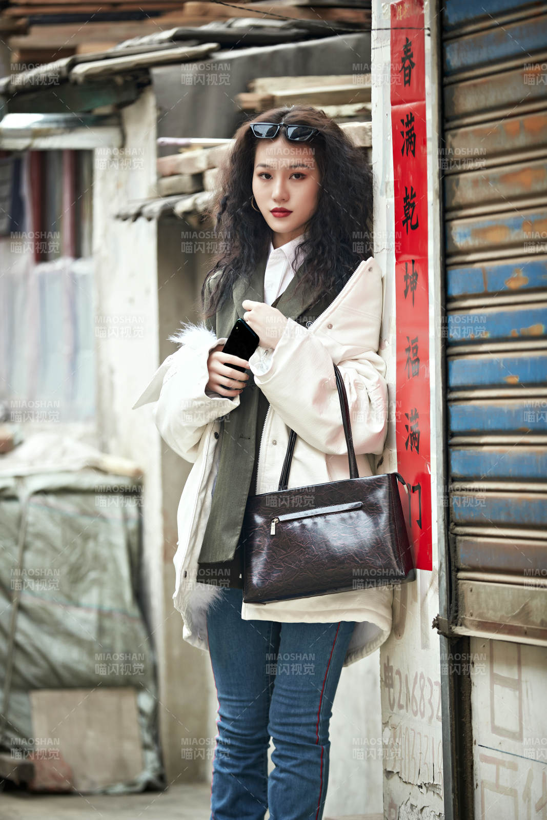 老旧城区里穿着复古港风的美丽清纯少女图片