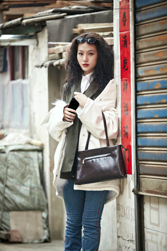 老旧城区里穿着复古港风的美丽清纯少女图片