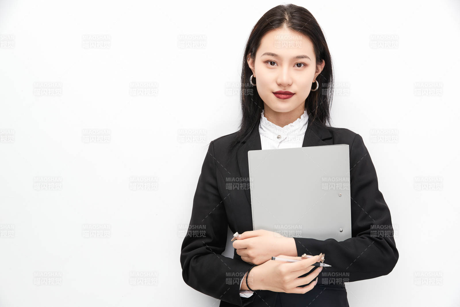 身穿西服拿着文件夹的美丽商务女士图片