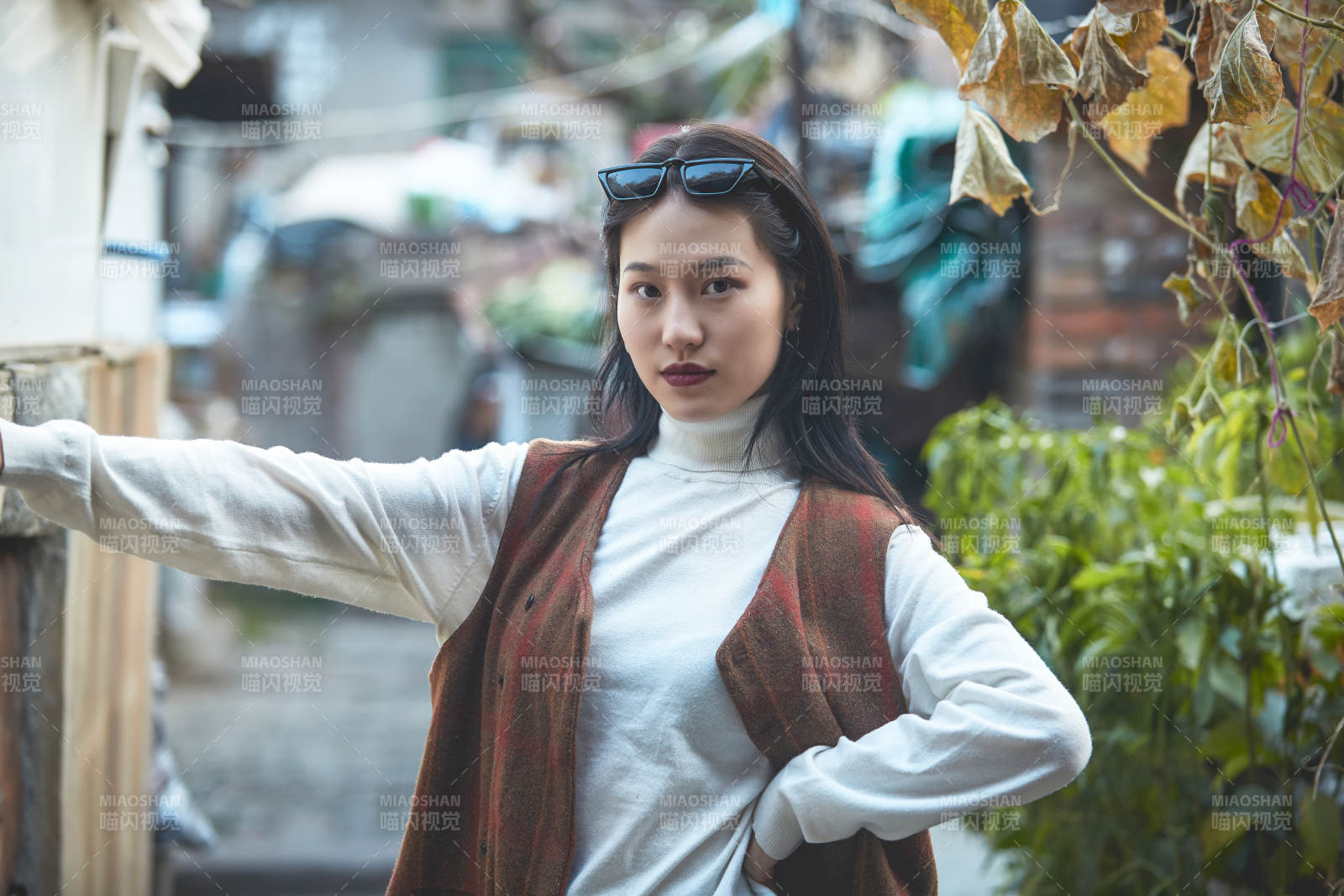 老旧城区里穿着复古港风的美丽清纯少女图片