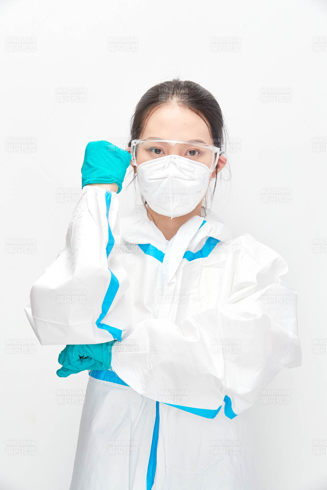 穿白色防护服佩戴护目镜口罩的女性医疗人员图片