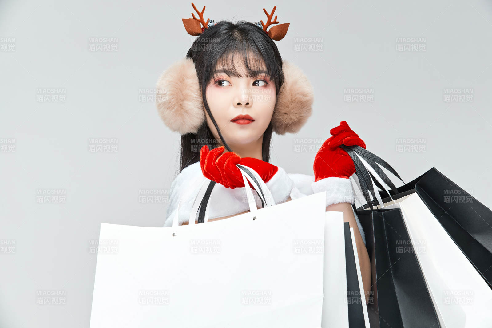 身穿圣诞服饰手提购物袋性感可爱的圣诞女郎图片