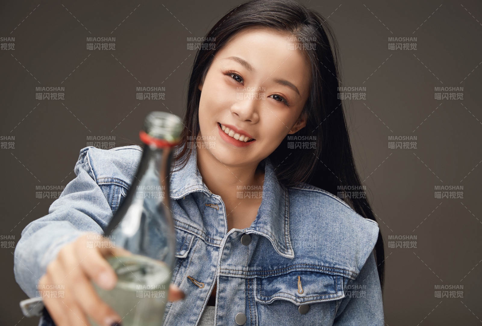 黑色背景里的亚洲美女面部特写医美整容图片