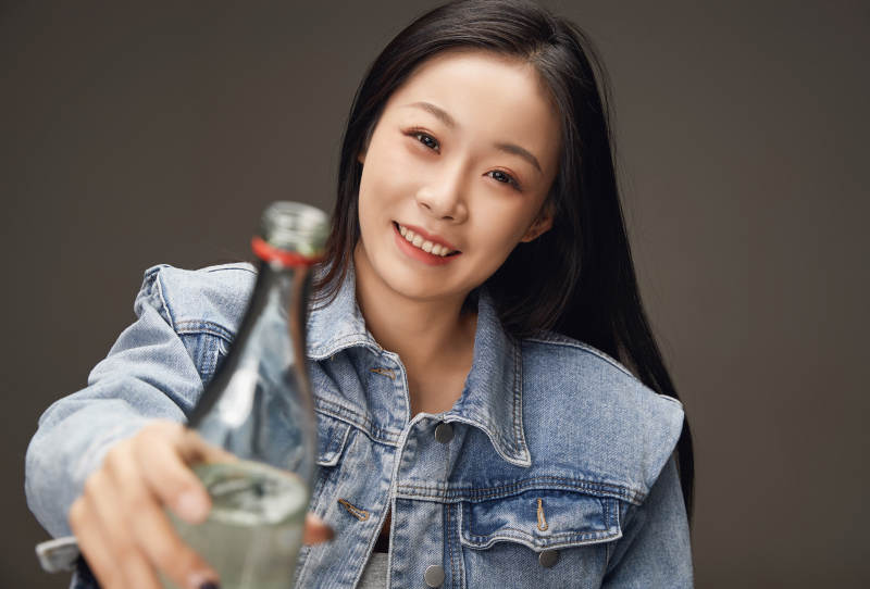 黑色背景里的亚洲美女面部特写医美整容图片