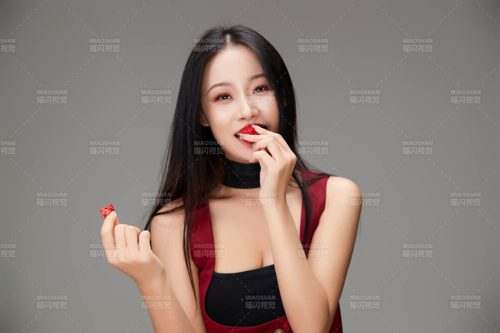 吃水果的亚洲东方长发少女图片