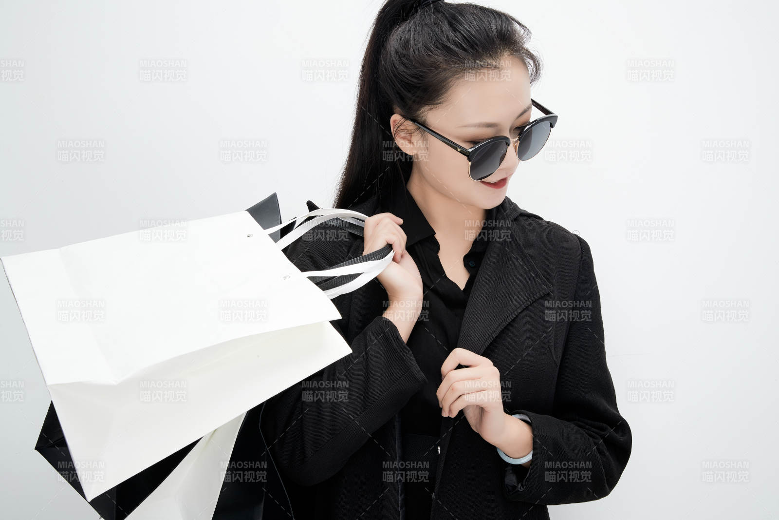 白色背景下手提购物袋时尚美丽的亚洲少女图片