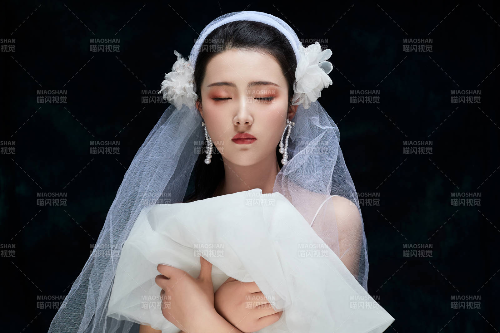 黑色背景下的女性复古婚纱妆面图片