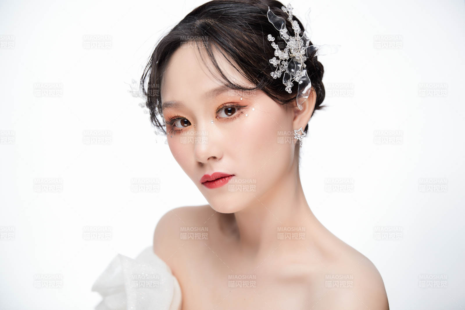 女性婚纱妆面图片