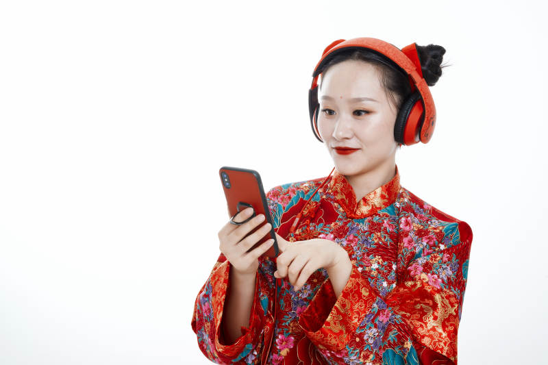 身穿中国传统服饰的青年女性图片