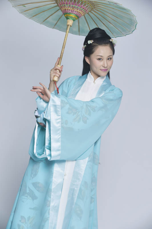 身穿古装的汉服女性人像汉服影棚拍摄图片