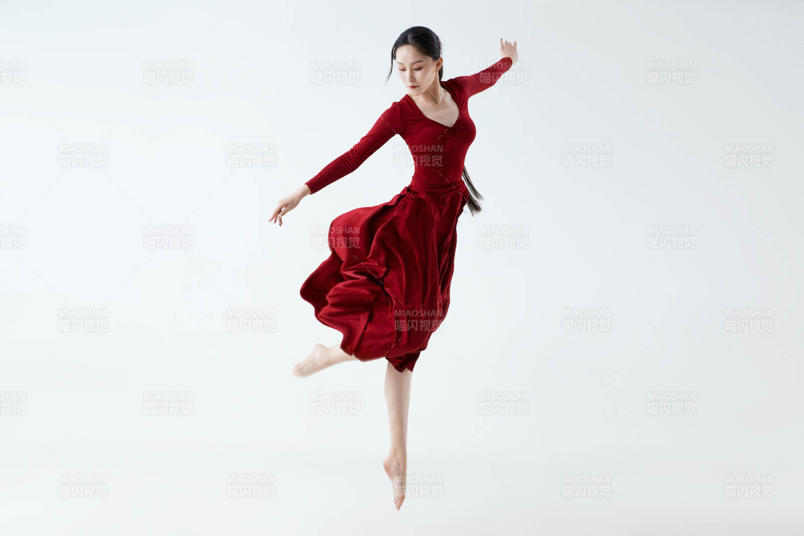 穿着红色长裙翩翩起舞的少女图片