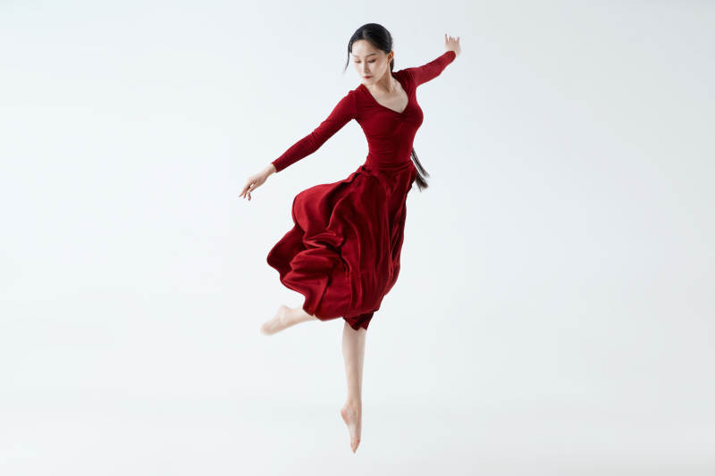 穿着红色长裙翩翩起舞的少女图片