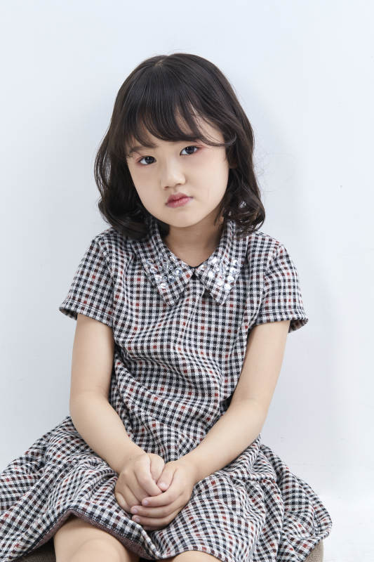 白色色背景的可爱的亚洲小女孩儿童图片