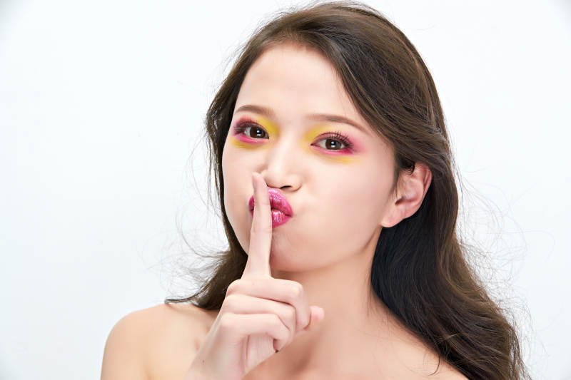 白色背景下棚拍化妆中的美女图片