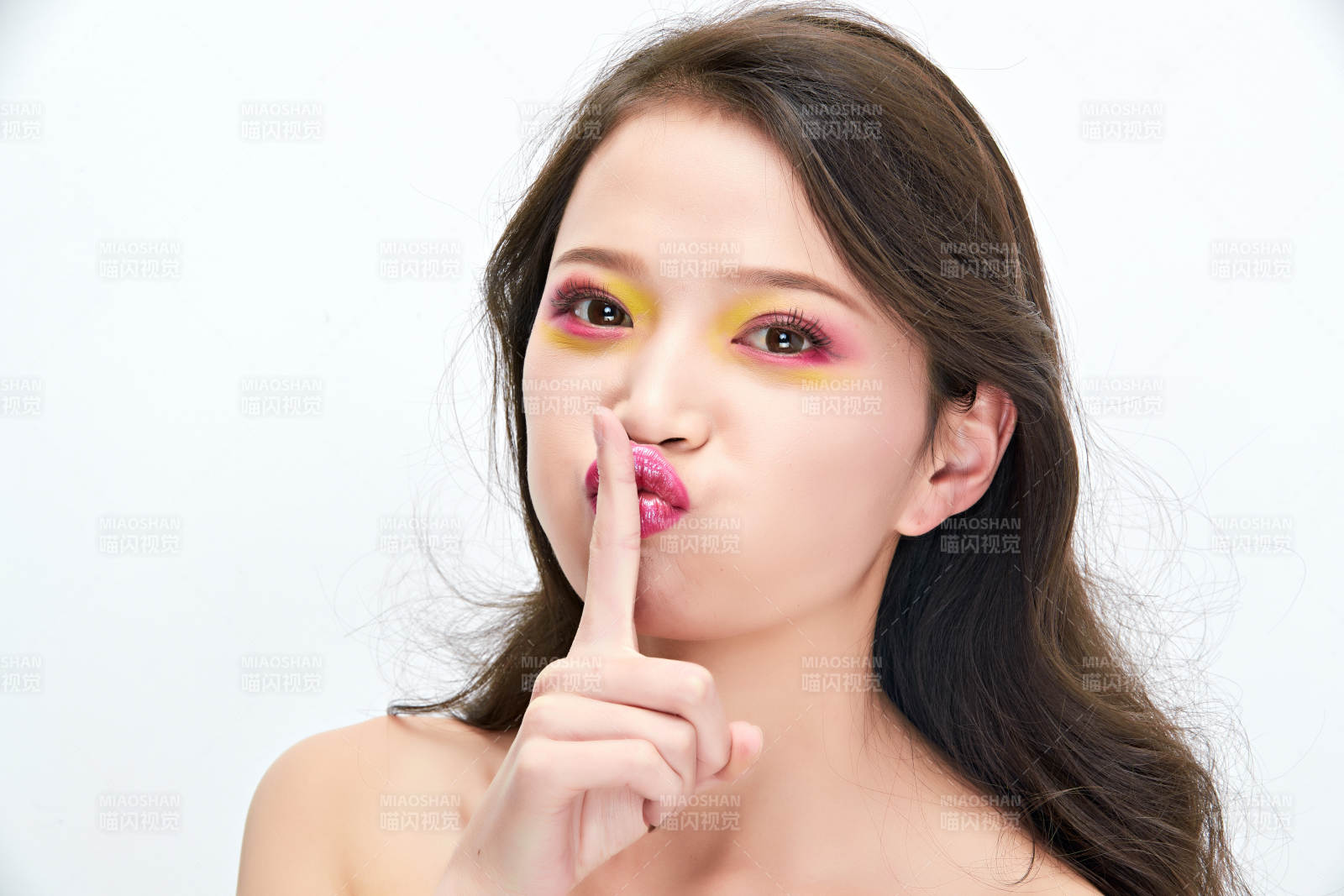 白色背景下棚拍化妆中的美女图片