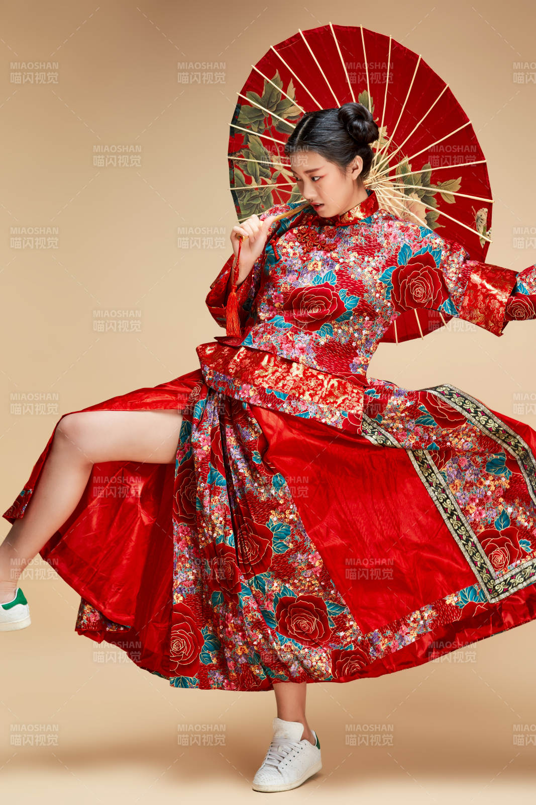 身穿中国秀禾服手撑油纸伞的亚洲女性模特图片