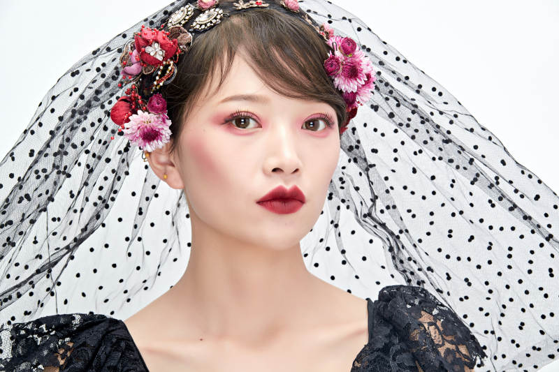 白色背景下的新娘彩妆美女人像图片