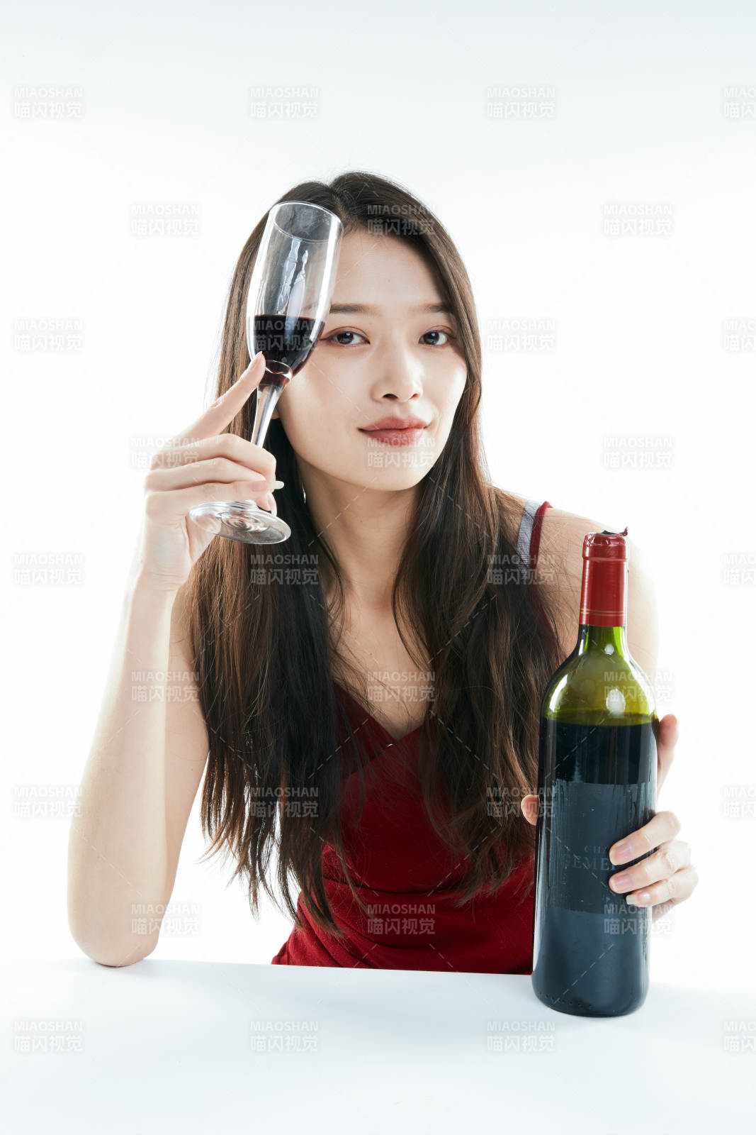 独自品尝红酒的亚洲女性图片