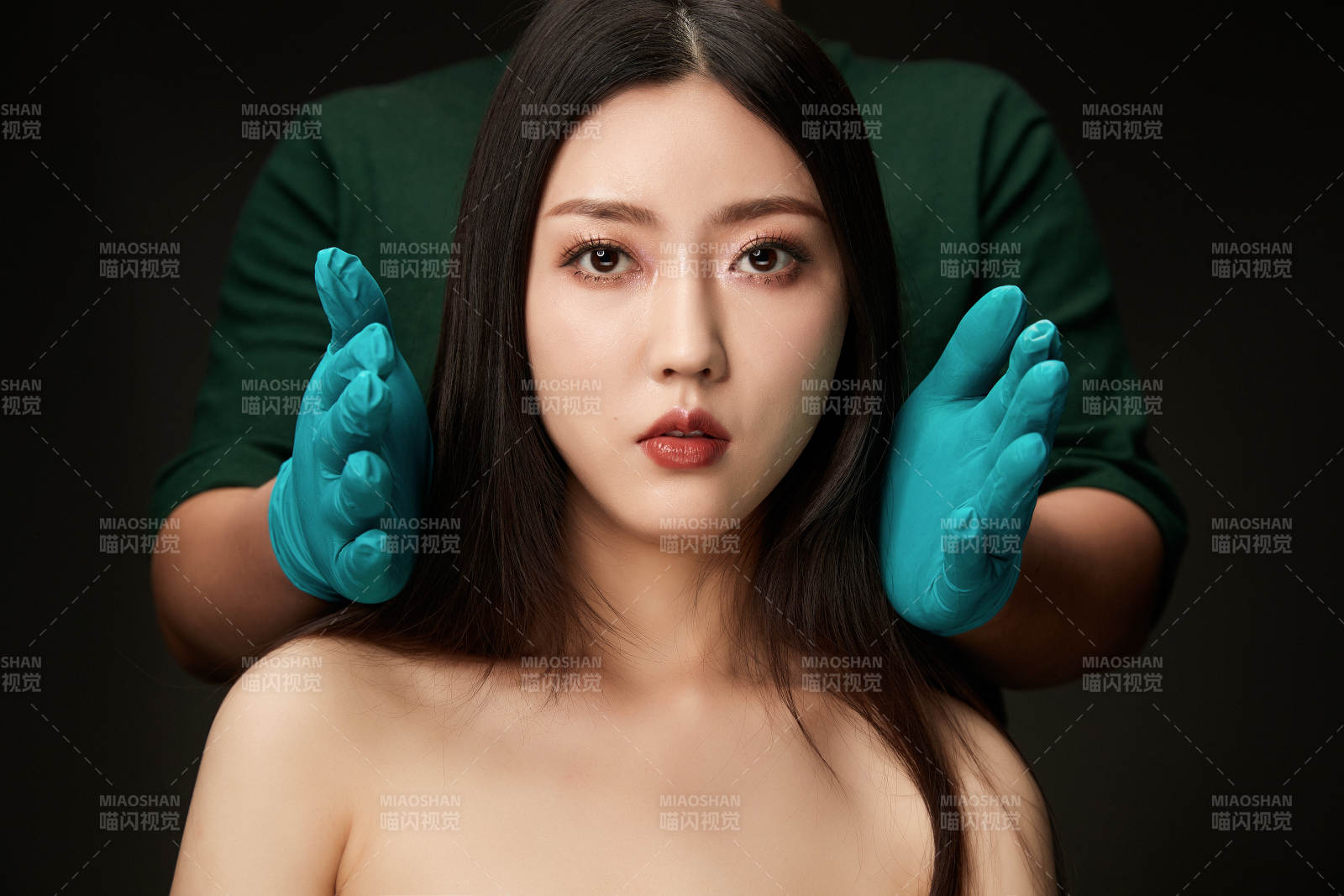 黑色背景里的亚洲美女面部特写医美整容图片