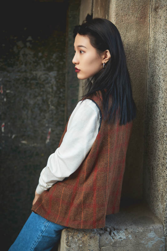 老旧城区里穿着复古港风的美丽清纯少女图片