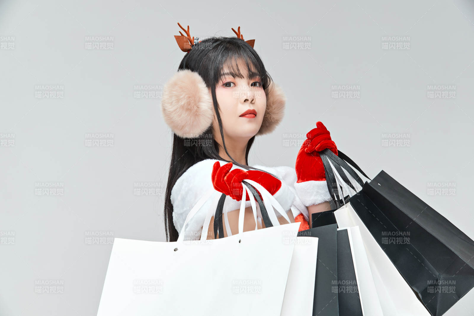 身穿圣诞服饰手提购物袋性感可爱的圣诞女郎图片