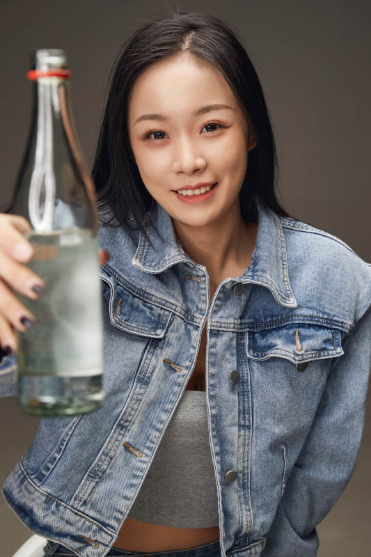 黑色背景里的亚洲美女面部特写医美整容图片