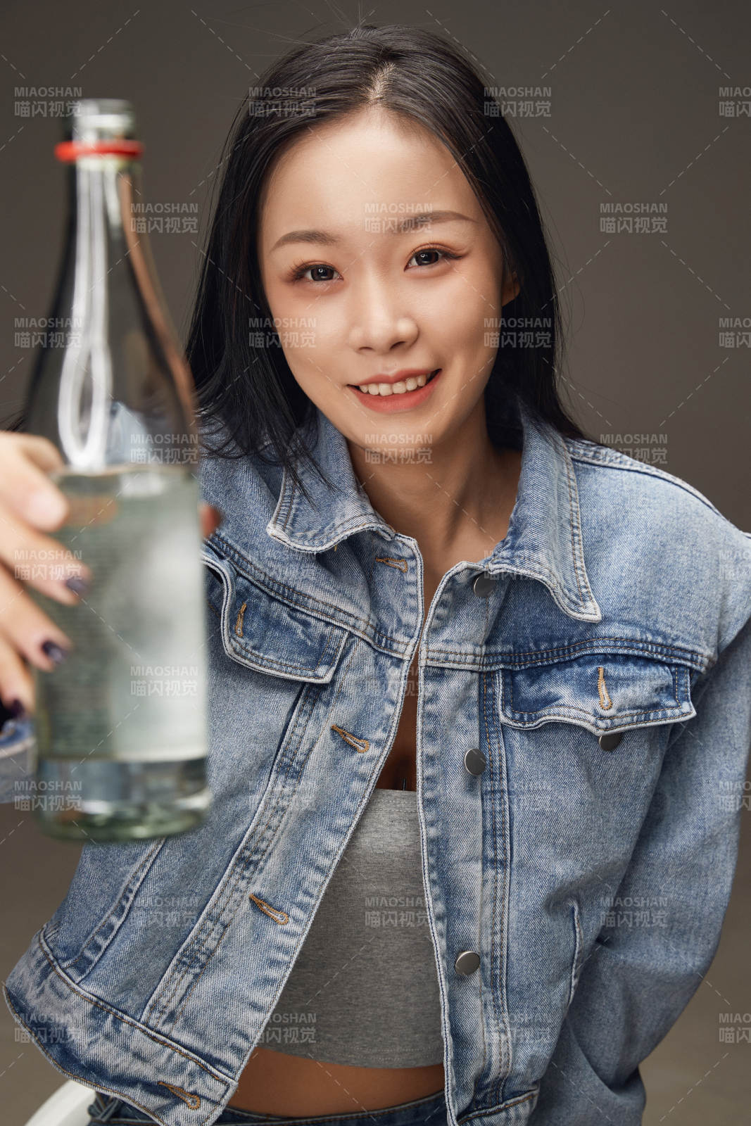 黑色背景里的亚洲美女面部特写医美整容图片