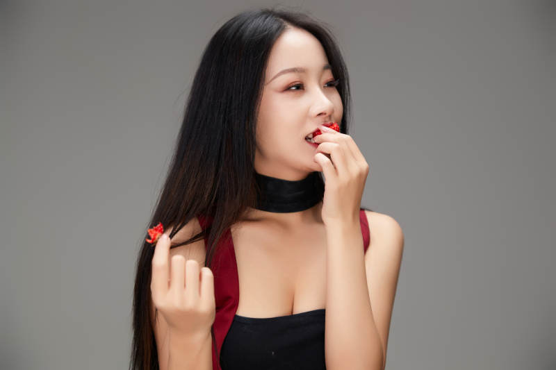 吃水果的亚洲东方长发少女图片