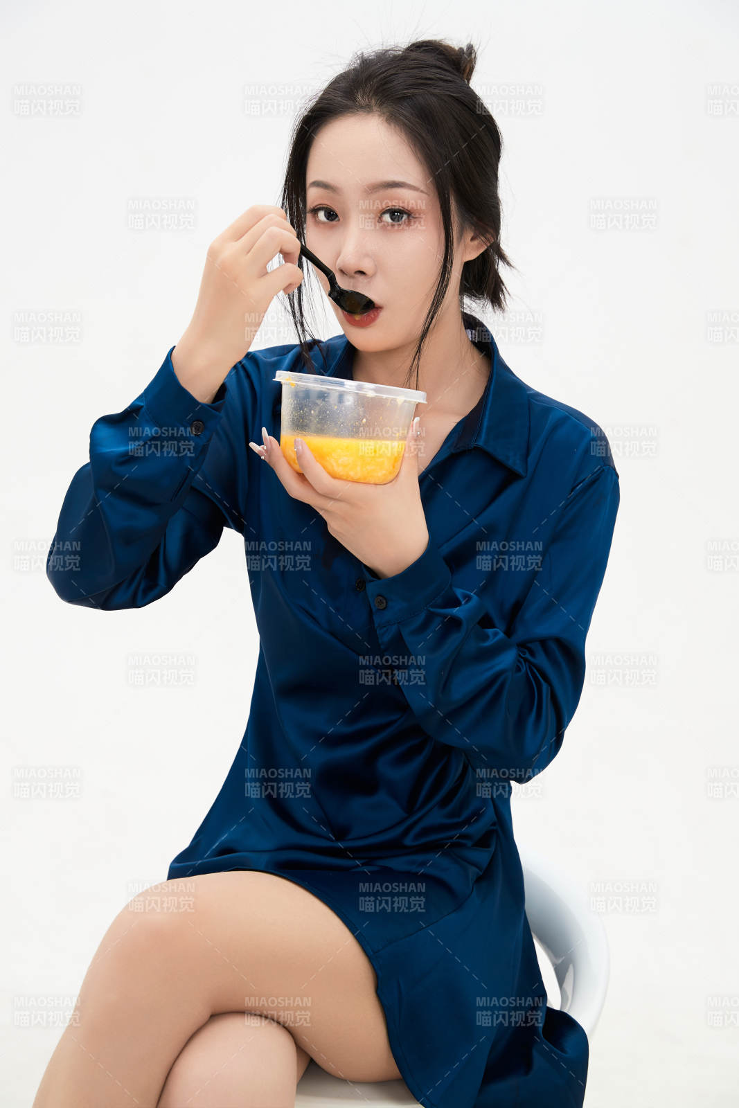 大吃特吃的亚洲可爱少女人像图片