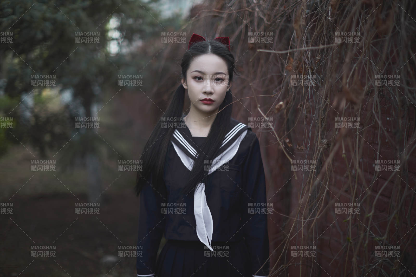 日系户外公园穿jk校服的少女图片