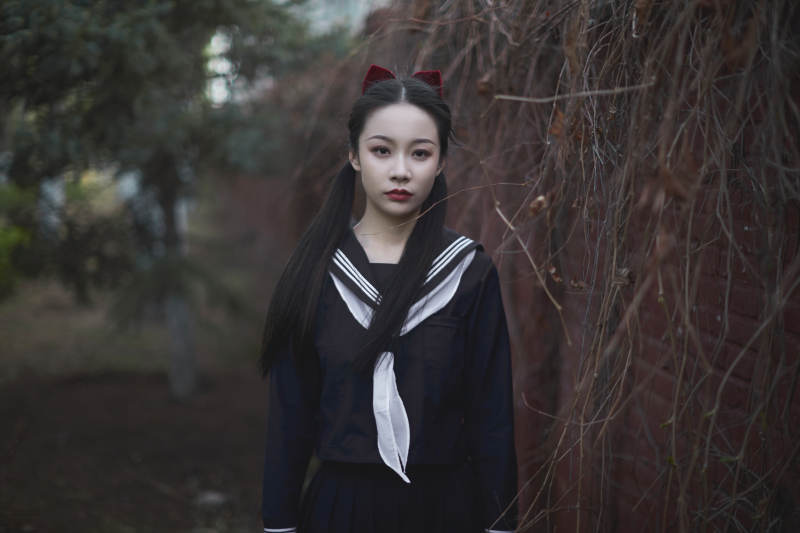 日系户外公园穿jk校服的少女图片