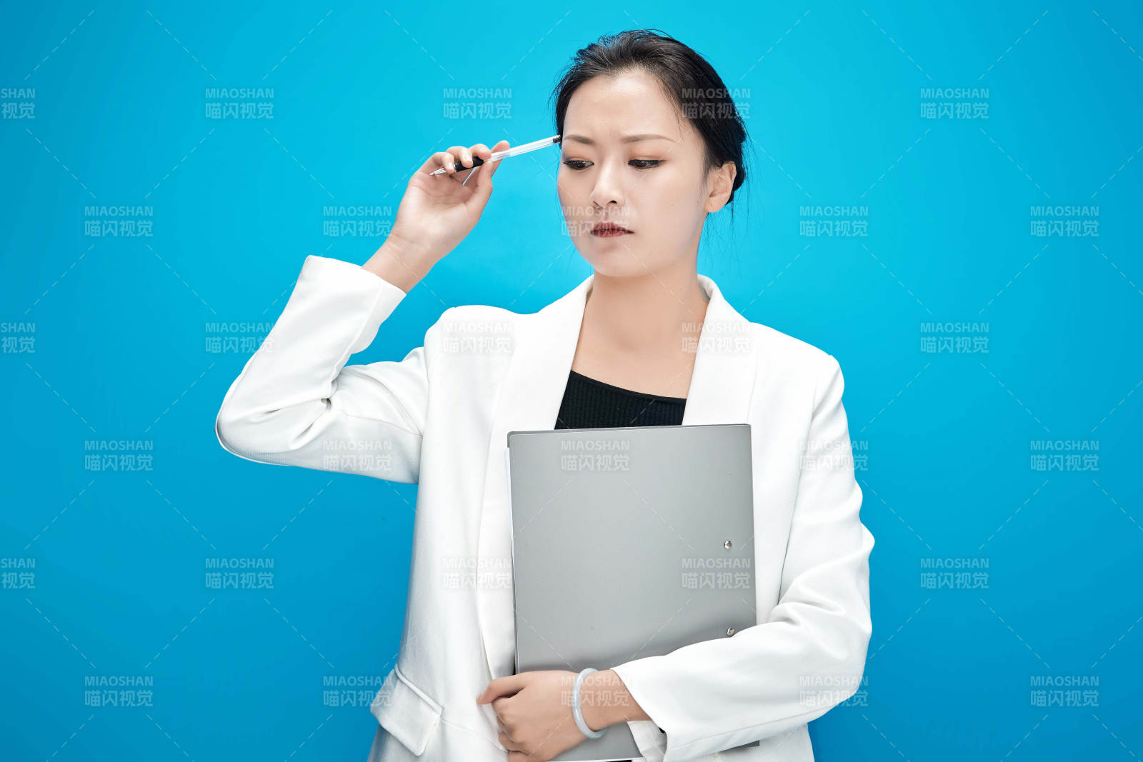 身穿西服拿着手机与文件夹的亚洲商务女士图片